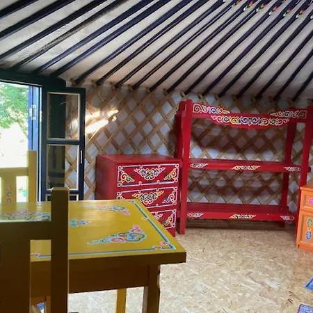 La Yourte De La Mariotte * Montredon (Lot)